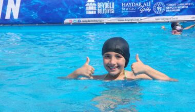 Beyoğlu’nda çocuklar portatif yüzme havuzlarında yazın tadını çıkarıyor