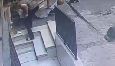 Beyoğlu’nda film gibi olay: Yardımsever esnaf hırsıza televizyon çalarken yardım etti