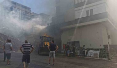 İzmir’de inşaat malzemeleri deposunda yangın