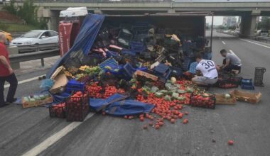 Küçükçekmece’de sebze yüklü kamyon devrildi: Yüzlerce kilo sebze yola savruldu