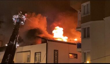 Pendik’te iki katlı binanın çatı katı alev alev yandı