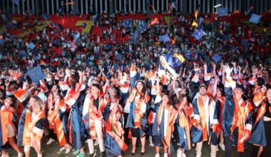 Statta unutulmaz mezuniyet: 10 bin kişinin önünde kep attılar