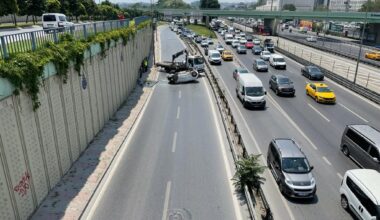 Zeytinburnu’nda feci kaza: Araç demir korkulukları aşıp yan yola düştü