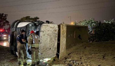 Başakşehir’de virajı alamayan hafriyat kamyonu yan yattı: 1 yaralı