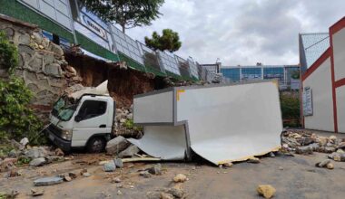 Masko Sanayi Sitesi’nde sel nedeniyle çöken istinat duvarı kamyoneti ikiye böldü