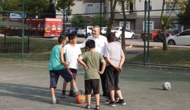 Sincan Belediye Başkanı Ercan çocuklarla top oynadı