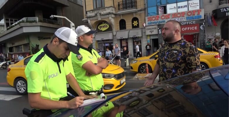 Taksim’de denetime takılan adam polis ekiplerine hakaret etti: “Senin maaşını kim veriyor”