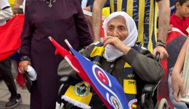 100 yaşındaki Fenerbahçe taraftarı Remziye nine Cumhuriyet Yürüyüşü’ne katıldı