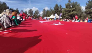 Ankaralı dağcılar Cumhuriyet’i Işık Dağı’nda kutladı