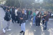 Arel Üniversitesi öğrencileri ring servislerinin ücretli olmasını protesto etti