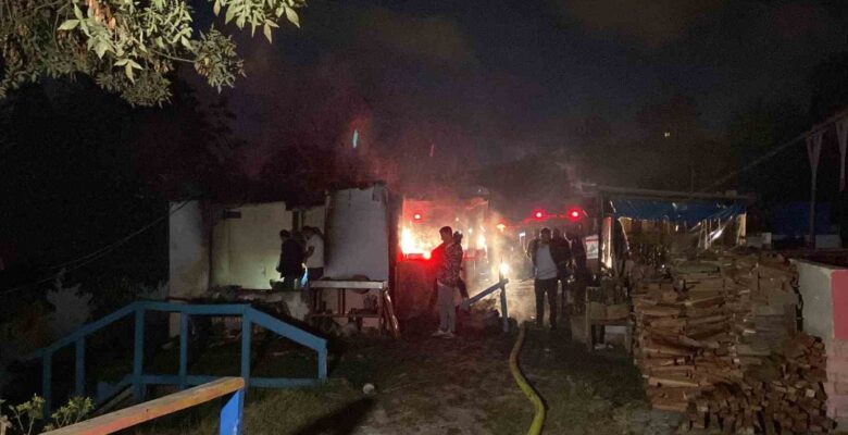 Avcılar’da aile çay bahçesinde yangın: Alandaki restoran ve 2 baraka ev alev alev yandı
