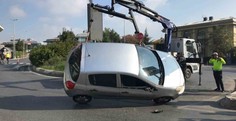 Beşiktaş’ta refüje çarpan araç yan yattı