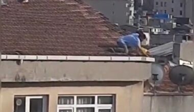 Beyoğlu’nda yürekleri ağza getiren çatı tamiri kamerada