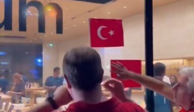 Kadıköy’de Apple mağazası Türk bayrağı asmayınca vatandaşlar astı