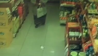 Markette hırsızlık yapan yaşlı kadın güvenlik kamerasına yansıdı