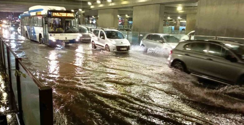 Ankara’da sağanak etkili oldu, yolları su bastı