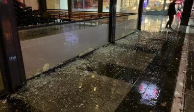 Esenyurt’ta protesto için kahve dükkanına giren şahıslar, camları kırdı