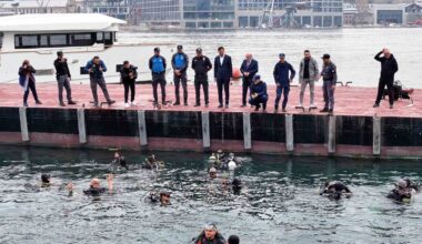 Haliç’te Cumhuriyetin 100. Yılı için su altı dalışı: 100 metrekarelik Türk bayrağı uzman dalgıçlar eşliğinde 5 metre derinliğe dalan engelli öğrenciler tarafından denizde açıldı