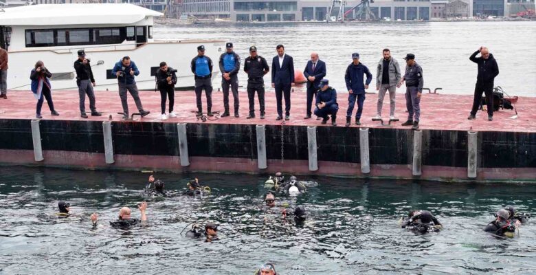Haliç’te Cumhuriyetin 100. Yılı için su altı dalışı: 100 metrekarelik Türk bayrağı uzman dalgıçlar eşliğinde 5 metre derinliğe dalan engelli öğrenciler tarafından denizde açıldı