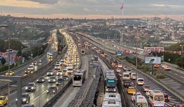 İstanbul’da okulların yeniden açılmasıyla sabah trafik yoğunluğu oluştu