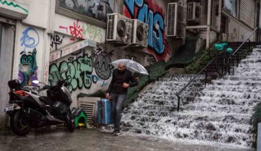 İstanbul’da sağanak yağış vatandaşlara zor anlar yaşattı