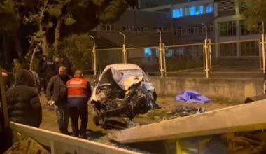 İzmir’de belediye otobüsü ile otomobil kafa kafaya çarpıştı: 1 ölü, 2 yaralı