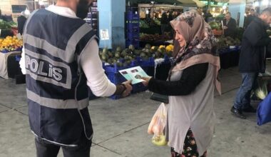 İzmir’de polis ‘kadına el kalkamaz’ broşürleri dağıttı