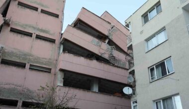 İzmir’de yıkımı yapılan lise yan yattı, 3 apartman boşaltıldı