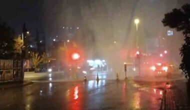 Kadıköy’de su borusu patladı, fışkıran su metrelerce yükseldi
