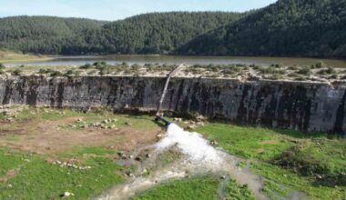 Tarihi bentte biriken su, kuruma tehlikesi geçiren Sazlıdere Barajı’na aktarılıyor