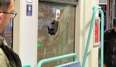 Zeytinburnu’nda tramvaya taş atıldı: Camı kırılan tramvay servis dışına alındı