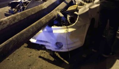 Ataşehir’de sürücüsünün kontrolünden çıkan otomobil bariyere girdi: 1 yaralı