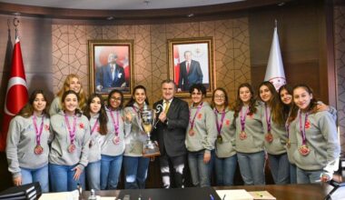 Bakan Bak, İzmir Büyükşehir Belediyespor Kadın Sutopu Takımı’nı kabul etti