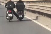 Bayrampaşa’da tehlikeli yolculuk kamerada, ayağıyla motosikleti itti