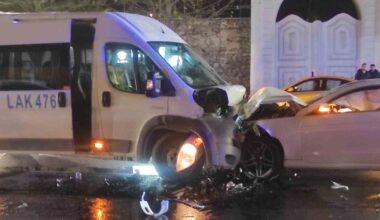Beşiktaş’ta servis minibüsü ve otomobil kafa kafaya çarpıştı: 9 yaralı