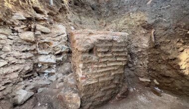 Erdek’te bir evin temel kazısında arkeolojik kalıntı çıktı