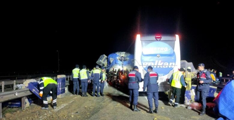 Eyüpsultan’da yolcu otobüsü ile tır çarpıştı: 1 ölü, 31 yaralı