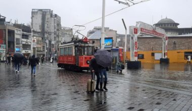 Fırtına Taksim’de vatandaşlara zor anlar yaşattı
