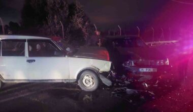 İzmir’de iki araç kafa kafaya çarpıştı: 3 yaralı