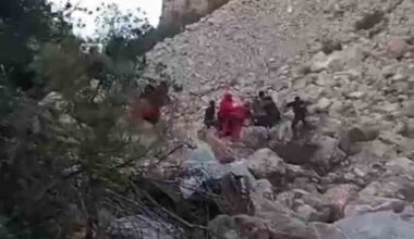 İzmir’de kayalıklardan düşen kişi helikopterle böyle kurtarıldı