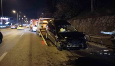 Kadıköy’de kontrolden çıkan otomobil önündeki araca çarpıp bariyere savruldu: 1 yaralı