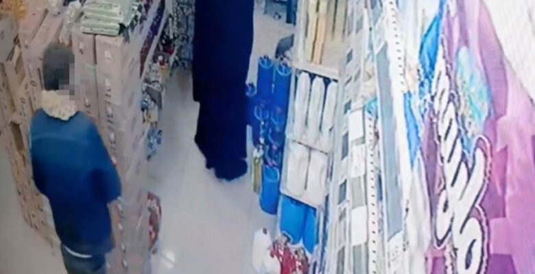 Sultangazi’de markete giren hırsız, çaldığı ürünleri göğsüne sakladı: O anlar kamerada