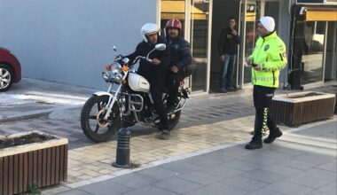 Aliağa’da yaya yolunu kullanan motosikletlilere ceza