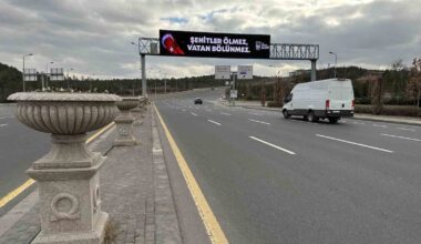Ankara’daki ekranlara “Şehitler Ölmez Vatan Bölünmez” yazıları yansıtıldı