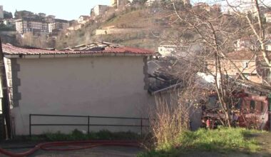 Beykoz’da 2 katlı evin çatısı alev alev yandı