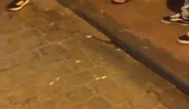 Beyoğlu’nda satırlı “kız arkadaşıma yan baktın” kavgası kamerada: Yanlışlıkla arkadaşının başına sopayla vurup bayılttı
