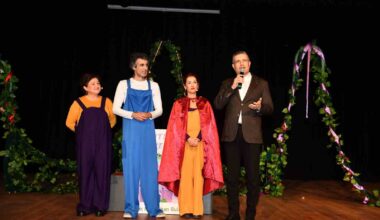 Esenyurt Belediye Başkanı Bozkurt, çocuklarla birlikte Zeytin Ülkesi Masalı’nı izledi
