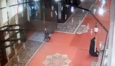 Fatih Camii’nde imam ile bir kişinin ağır yaralandığı bıçaklı saldırı anı güvenlik kamerasına yansıdı. Görüntülerde saldırganın iki kişiyi bıçakladığı görülüyor.