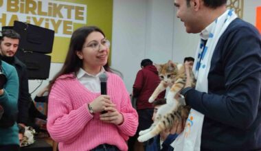 İBB Başkan adayı Murat Kurum’a kedi hediyesi
