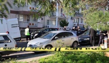 İzmir’de korkunç olay: Karısını yaralayan öğretim görevlisi, çocuğunu ve kayınvalidesini öldürüp intihar etti. Yaralı öğretim görevlisi kadın hastaneye kaldırıldı.